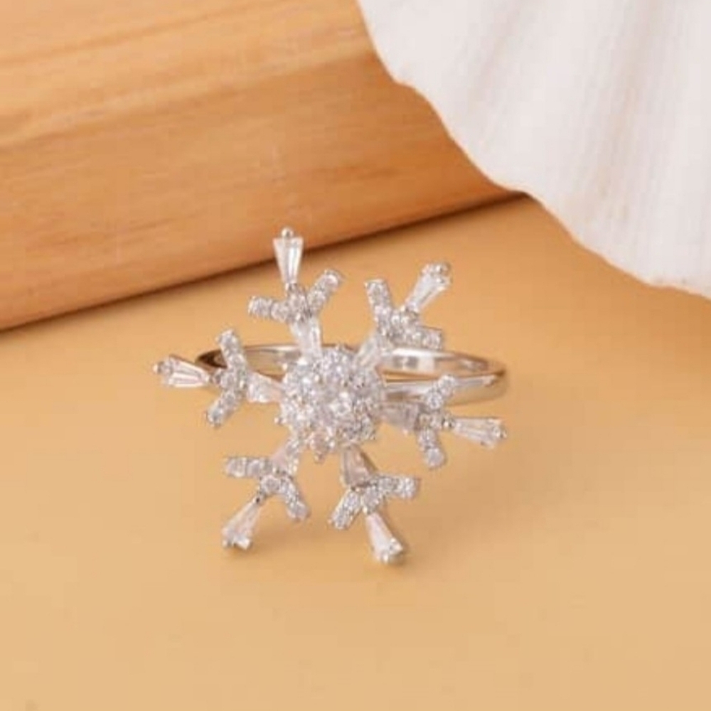 🆕️❄️Simulated Diamond Spinner Ring in Silvertone (Size 5.75) 1.25 ctw❄️
